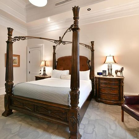 Hotel Kentucky Castle Versailles Exterior foto